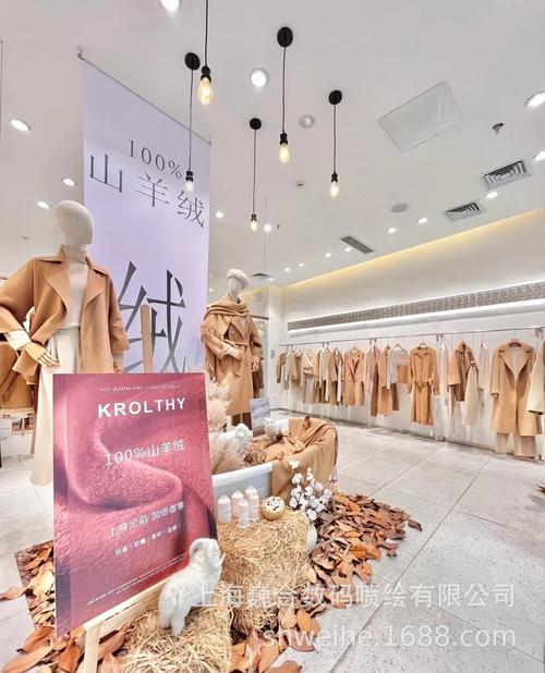 UV双面吊旗与铝合金挂轴画 店铺个性化喷绘悬挂方案全解析